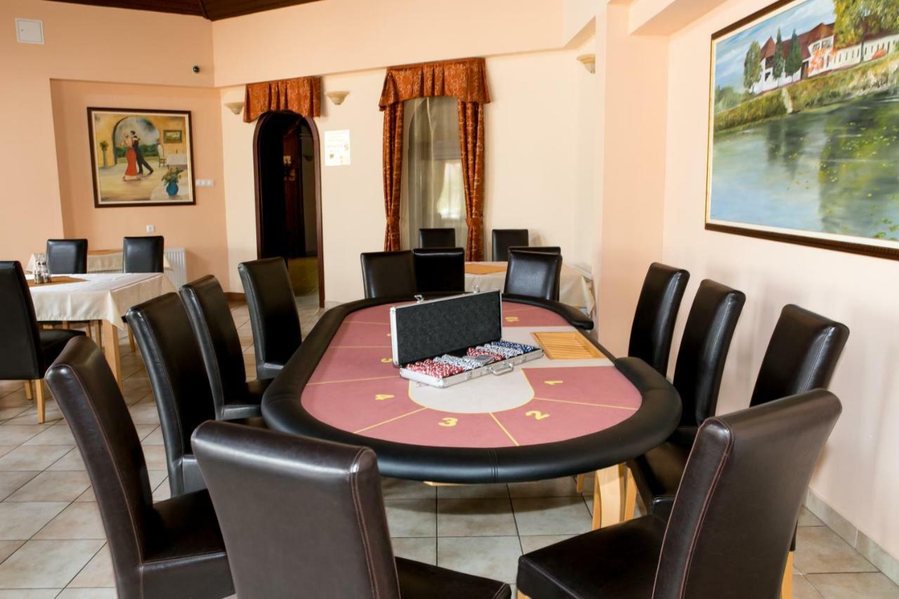 Hotel Fortuna Dávod Eksteriør billede